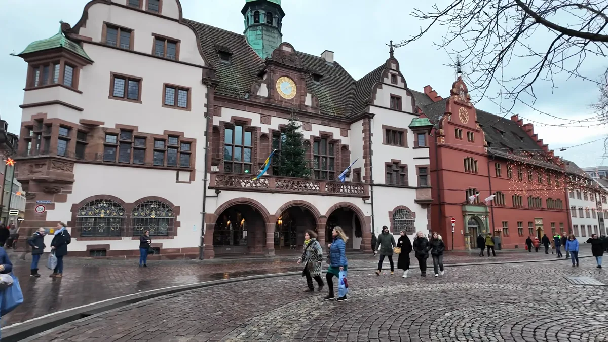 Freiburg Rathausplatz'ta Yeni ve Eski Belediye binaları