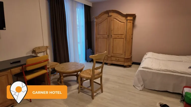 Garner Hotel Düsseldorf Main Station'da kaldığımız oda: yataklar, ahşap dolap ve masa
