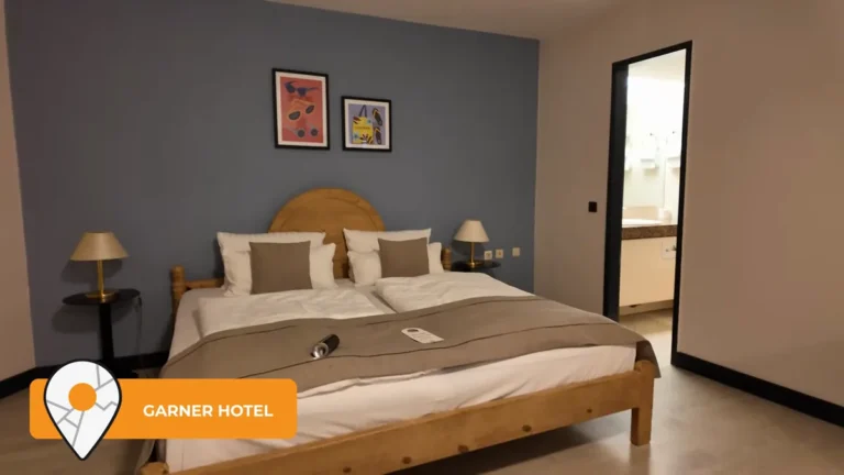 Our room at Garner Hotel Düsseldorf Main Station with a double bed and bedside lamps