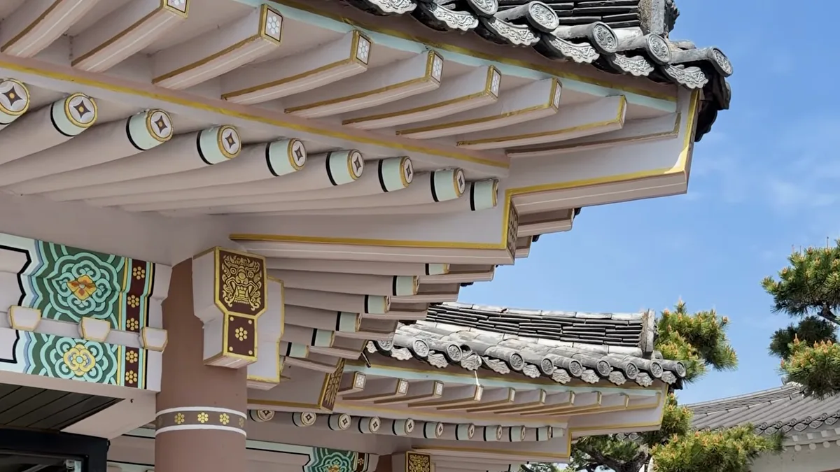 Gyeongju'da hanok binadaki Starbucks Daereungwon