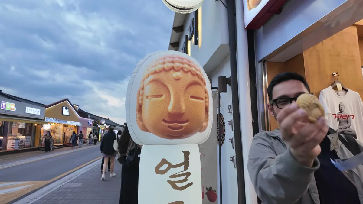 Buda yüzü şeklindeki Gyeongju yüz ekmeği