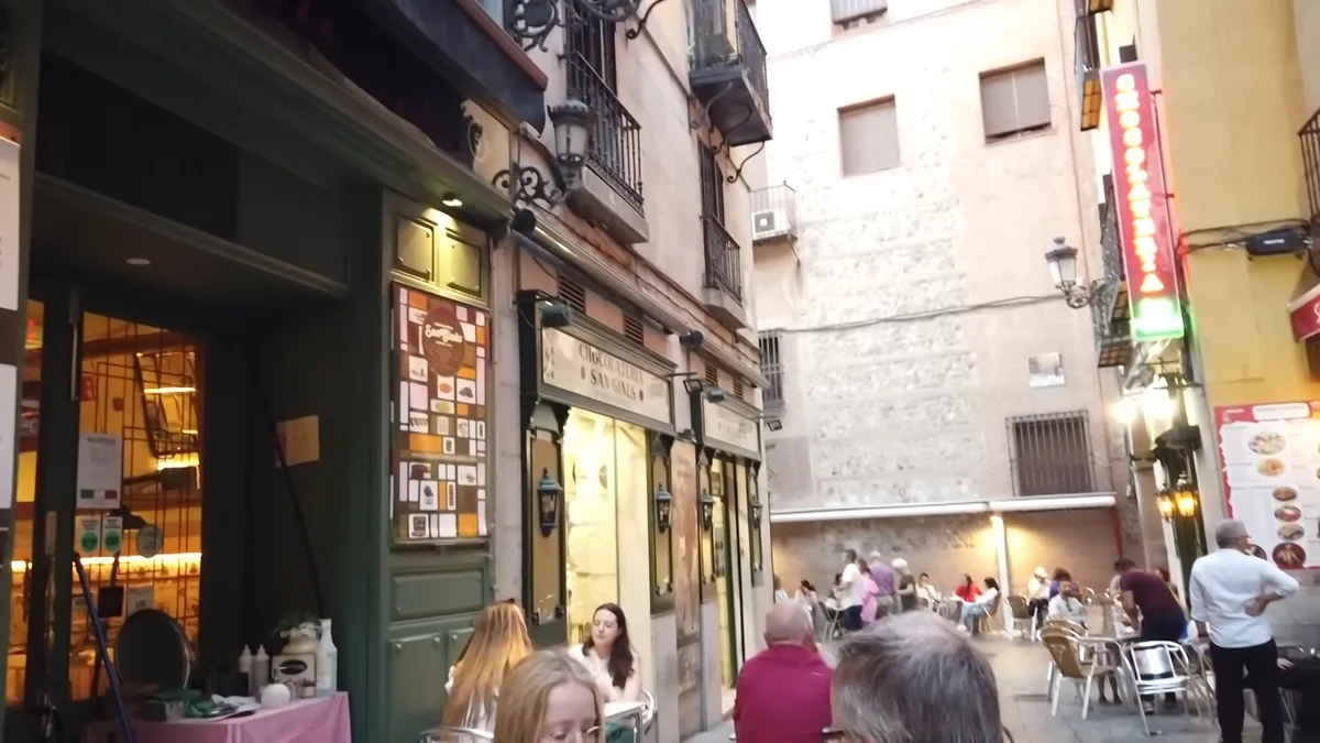Madrid'de Chocolatería San Ginés'in bulunduğu ara sokak