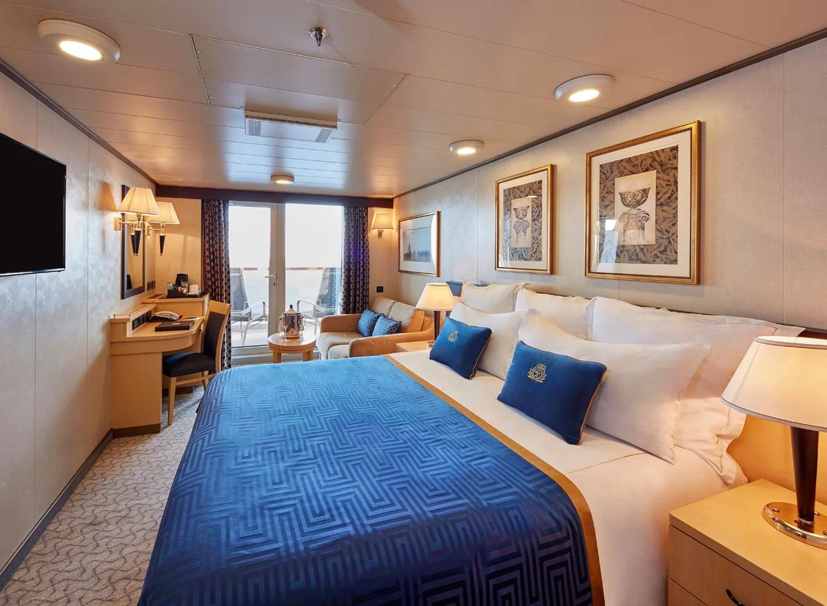 Queen Victoria Gemi Turu 2026: Cunard ile Akdeniz'de 7 Gece, Gemide Neler Var Queen Victoria balkonlu kabin: çift kişilik yatak, oturma köşesi ve deniz manzaralı balkon