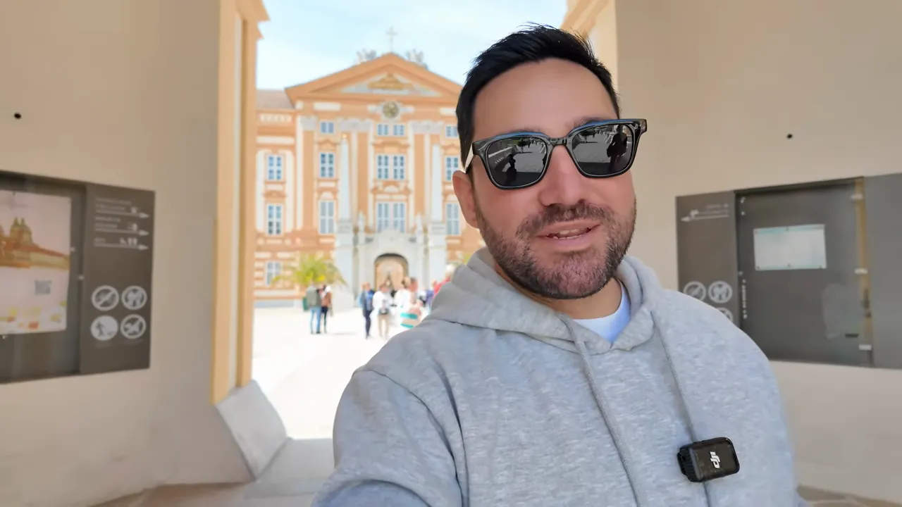 Gezginbirchef Halil, Melk Manastırı'nın avlusunda