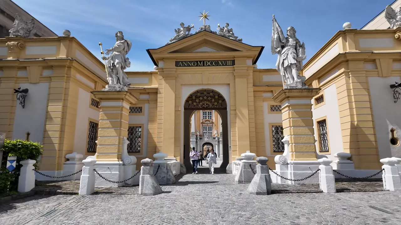 Melk Manastırı'nın heykelli giriş kapısı ve kemerin üstünde 1718 yılı