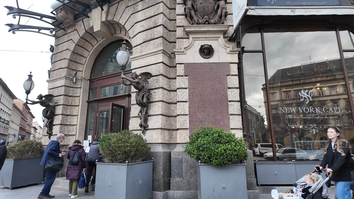 New York Café Budapeşte: Erzsébet körút'taki New York Sarayı'nın girişi