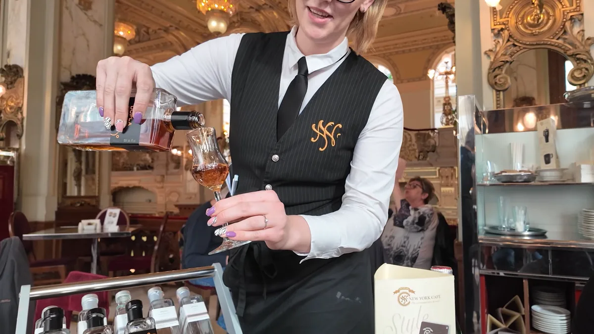 New York Café Budapeşte'de garsonun masaya içecek ikramı