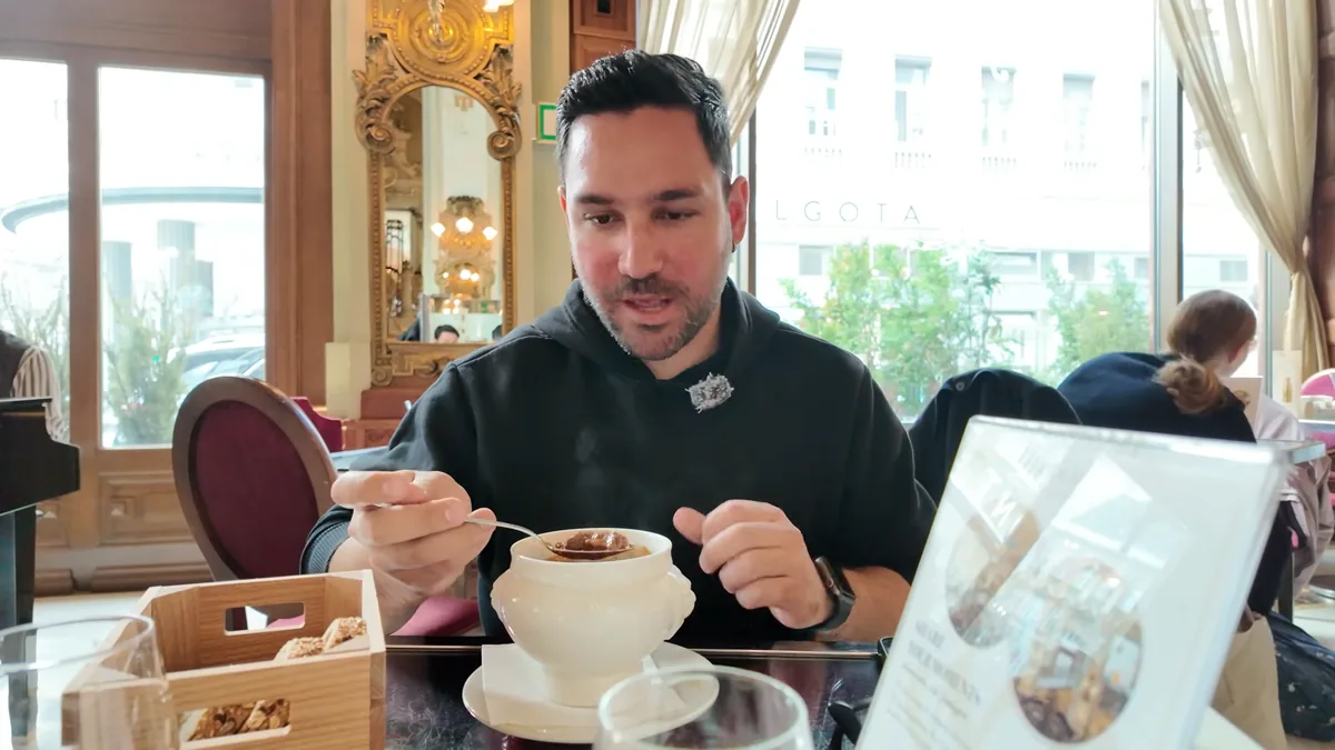 New York Café Budapeşte'de gulaş çorbası, Halil masada