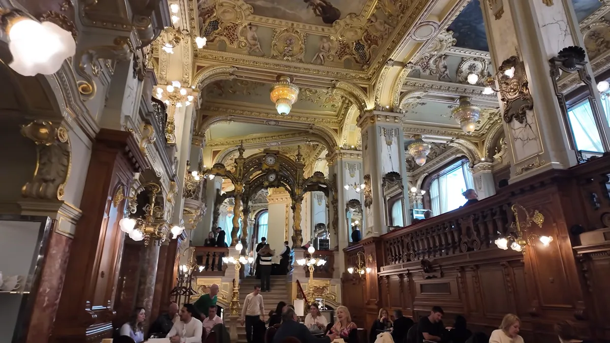 New York Café Budapeşte'nin altın varaklı büyük salonu ve galeri katı