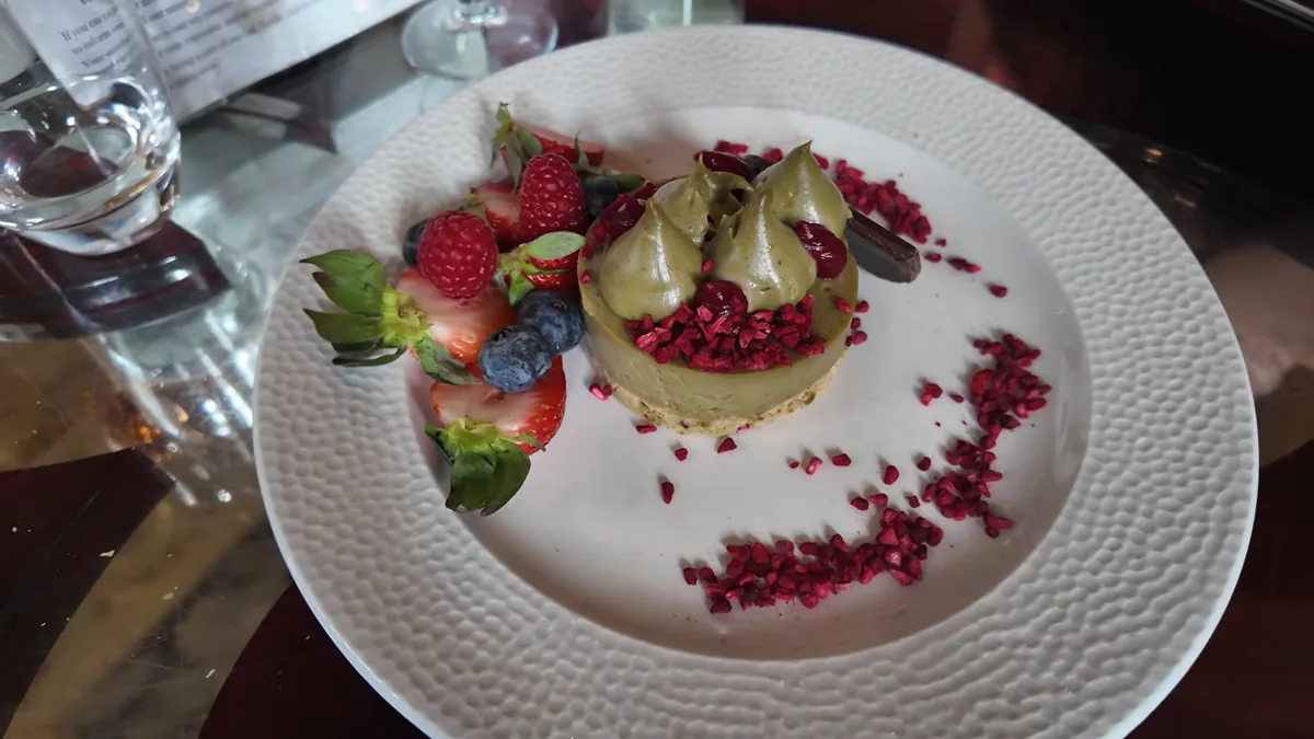 New York Café Budapeşte'de çilek ve frambuazla süslenmiş tatlı tabağı