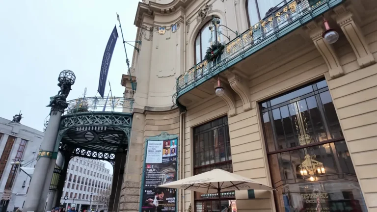Prag'da Art Nouveau Belediye Binası (Obecní dům) girişi, Náměstí Republiky