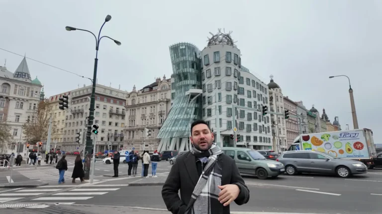 Prag'da Dans Eden Ev (Tančící dům) önünde Halil Şımır