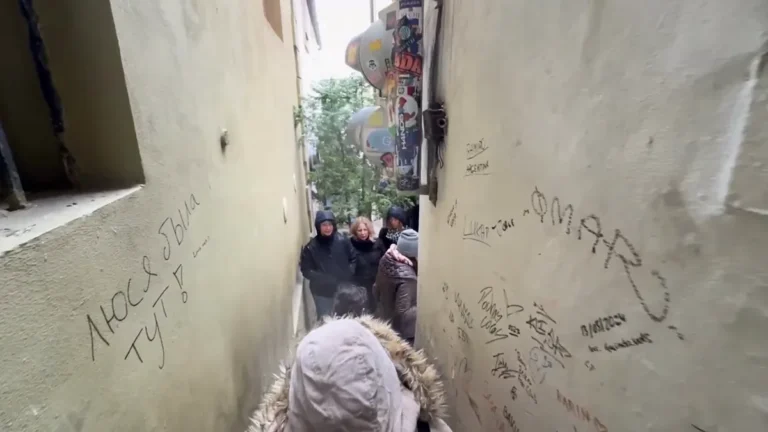 Prag'ın en dar sokağı, Malá Strana'da Čertovka kıyısındaki tek kişilik trafik ışıklı geçit