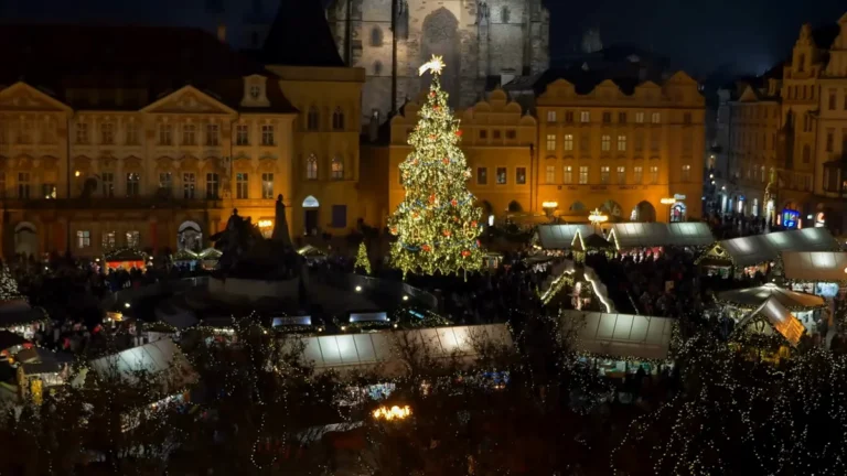 Prag Noel pazarı: Eski Şehir Meydanı'ndaki ışıklı Noel ağacı ve tezgâhlar, gece