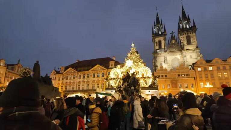 Prag Eski Şehir Meydanı Noel pazarında Týn Kilisesi ve Noel ağacı önündeki kalabalık