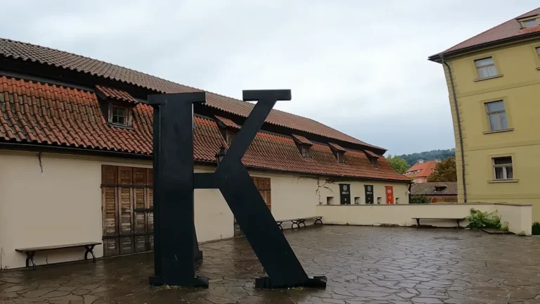 Franz Kafka Müzesi'nin avlusundaki büyük K harfi, Malá Strana, Prag