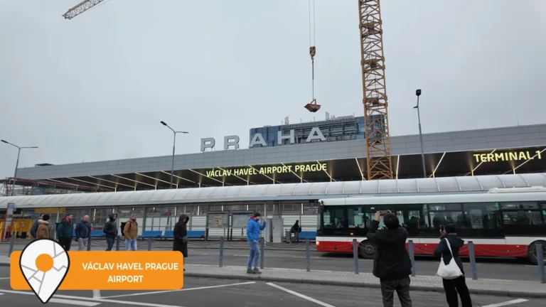 Prag Václav Havel Havalimanı Terminal 1 önündeki şehir otobüsü durağı