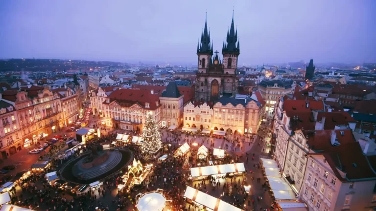 Prag Noel pazarı havadan: Eski Şehir Meydanı'ndaki tezgâhlar, Noel ağacı ve Týn Kilisesi