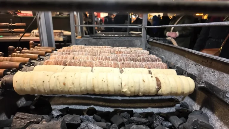 Prag Noel pazarında közde çevrilerek pişen trdelník hamurları