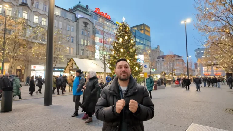Prag Václav Meydanı'nda Noel ağacı ve Noel pazarı tezgâhları önünde Halil Şımır