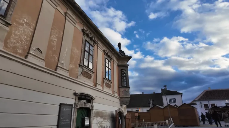 Rust eski şehrinde barok kapılı tarihi ev ve Rathausplatz'taki Noel tezgâhları