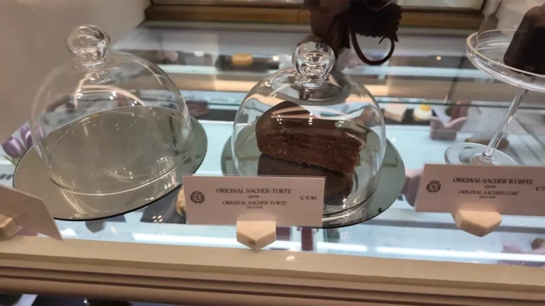 Café Sacher Salzburg vitrinindeki Original Sacher-Torte