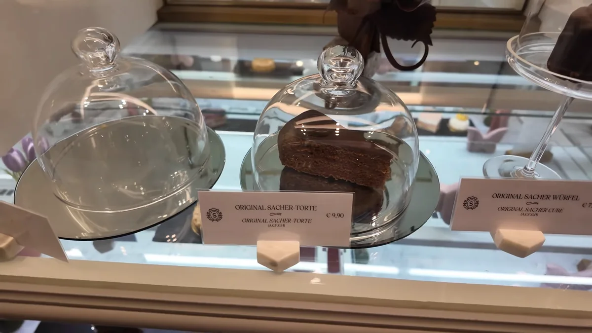 Café Sacher Salzburg vitrinindeki Original Sacher-Torte