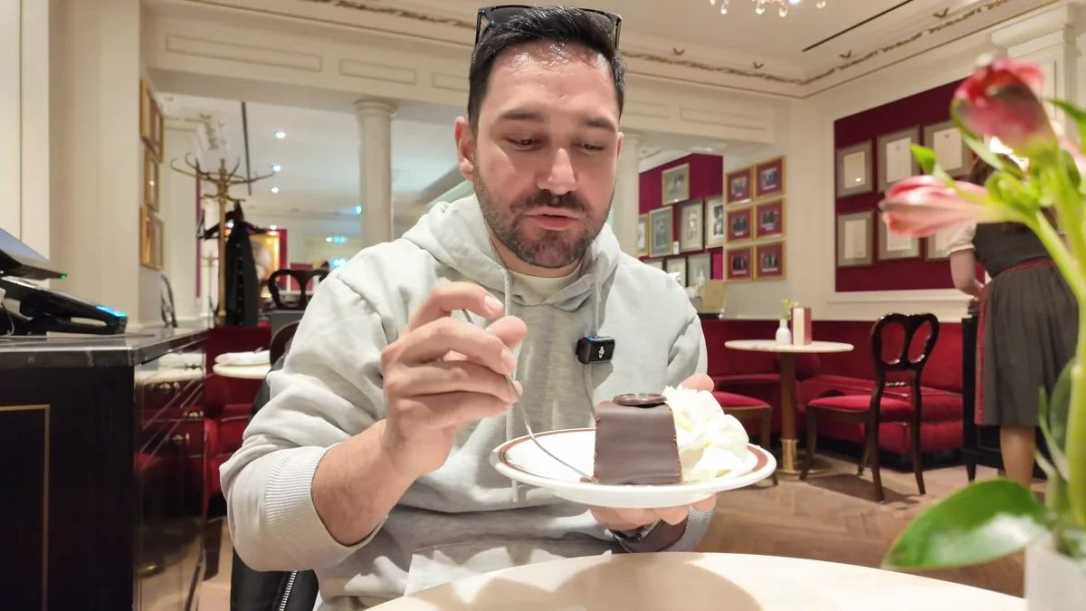 Gezginbirchef Halil, Café Sacher Salzburg'da kremalı Sachertorte yiyor
