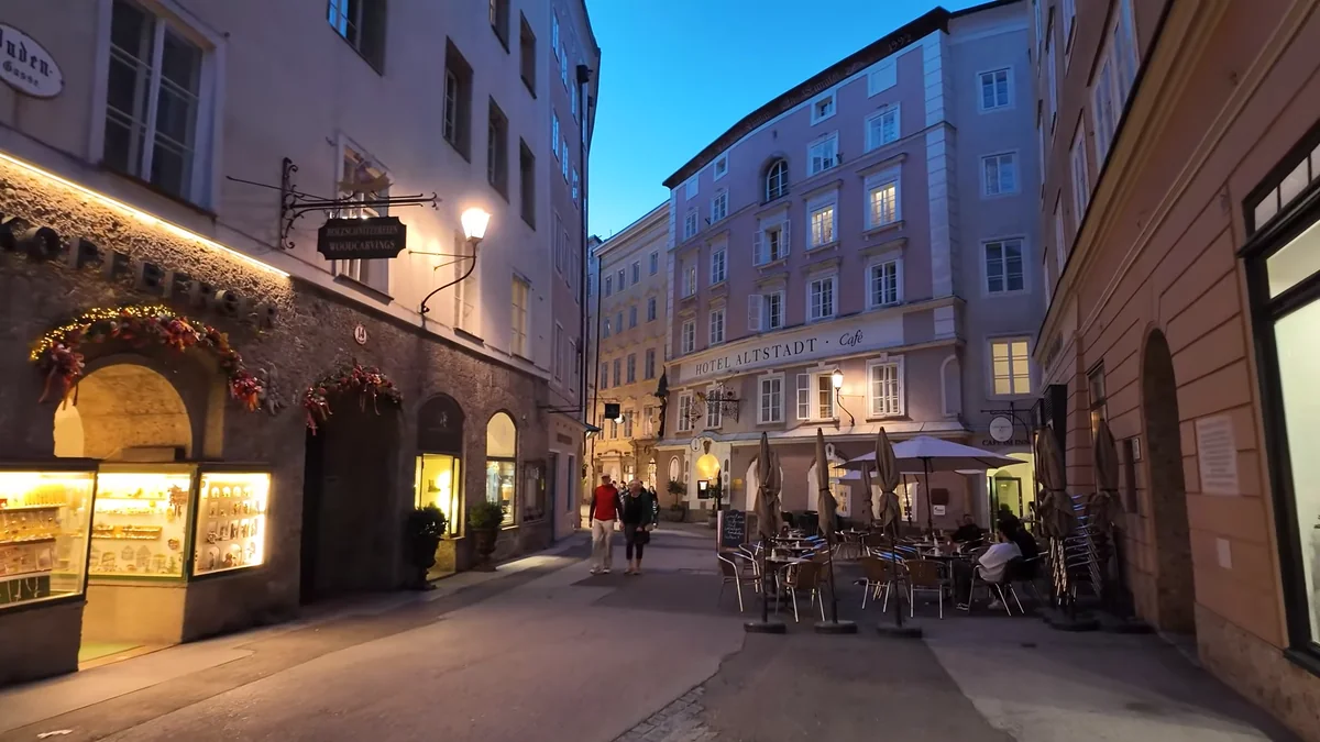 Salzburg eski şehrinde akşam ışıklı bir sokak