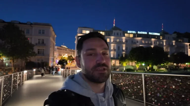 Gece Makartsteg'den ışıklı Hotel Sacher Salzburg manzarası