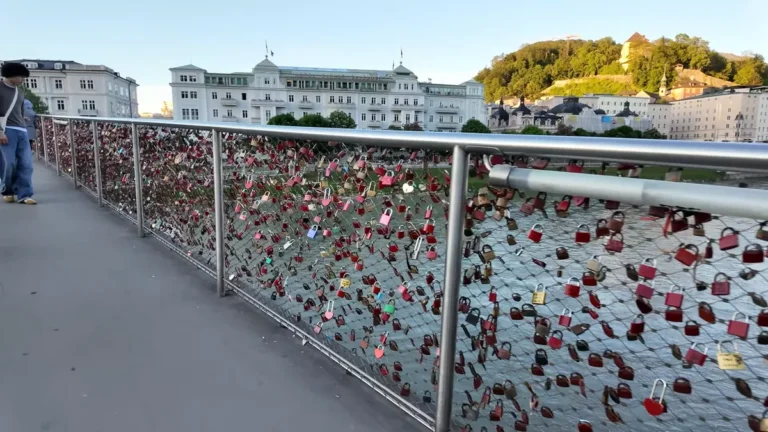 Salzburg Makartsteg köprüsündeki aşk kilitleri, arkada Hotel Sacher ve kale