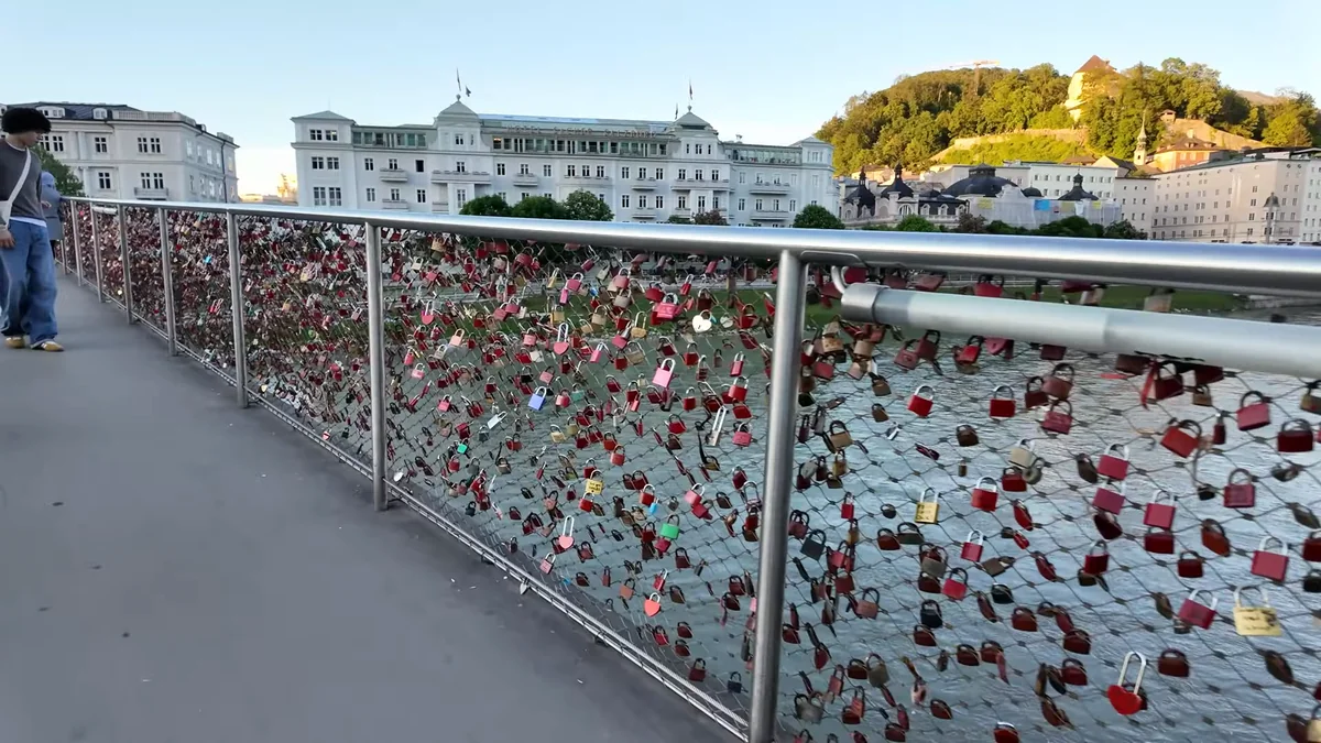 Salzburg Makartsteg köprüsündeki aşk kilitleri, arkada Hotel Sacher ve kale