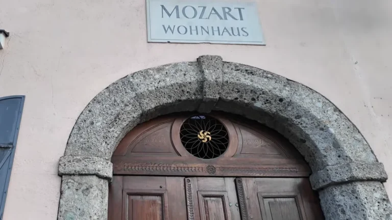 Salzburg Makartplatz'taki Mozart'ın evi (Mozart-Wohnhaus) kapısı