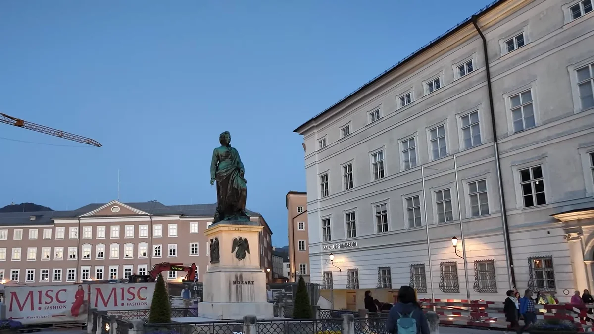 Salzburg Mozartplatz'taki bronz Mozart heykeli