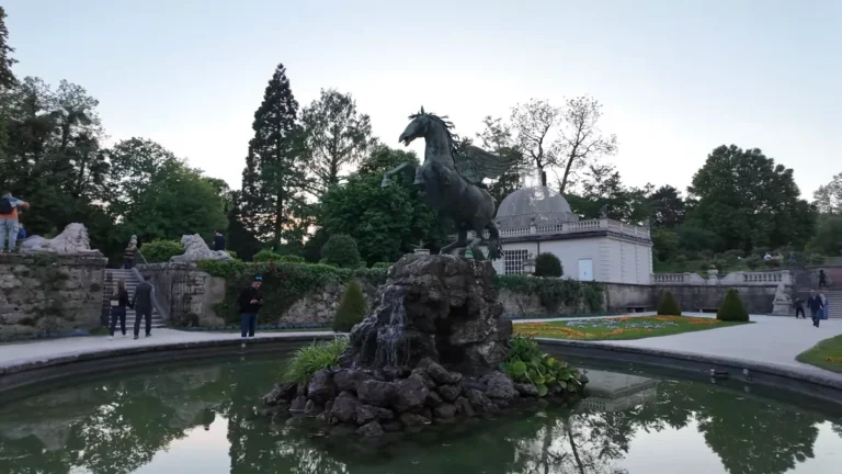 Salzburg Mirabell Bahçesi'ndeki Pegasus çeşmesi