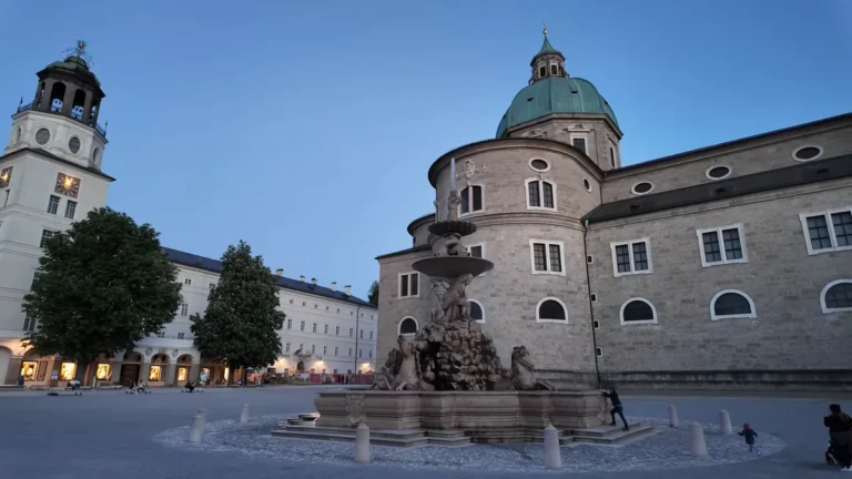 Salzburg Residenzplatz'taki barok çeşme ve katedralin kubbesi