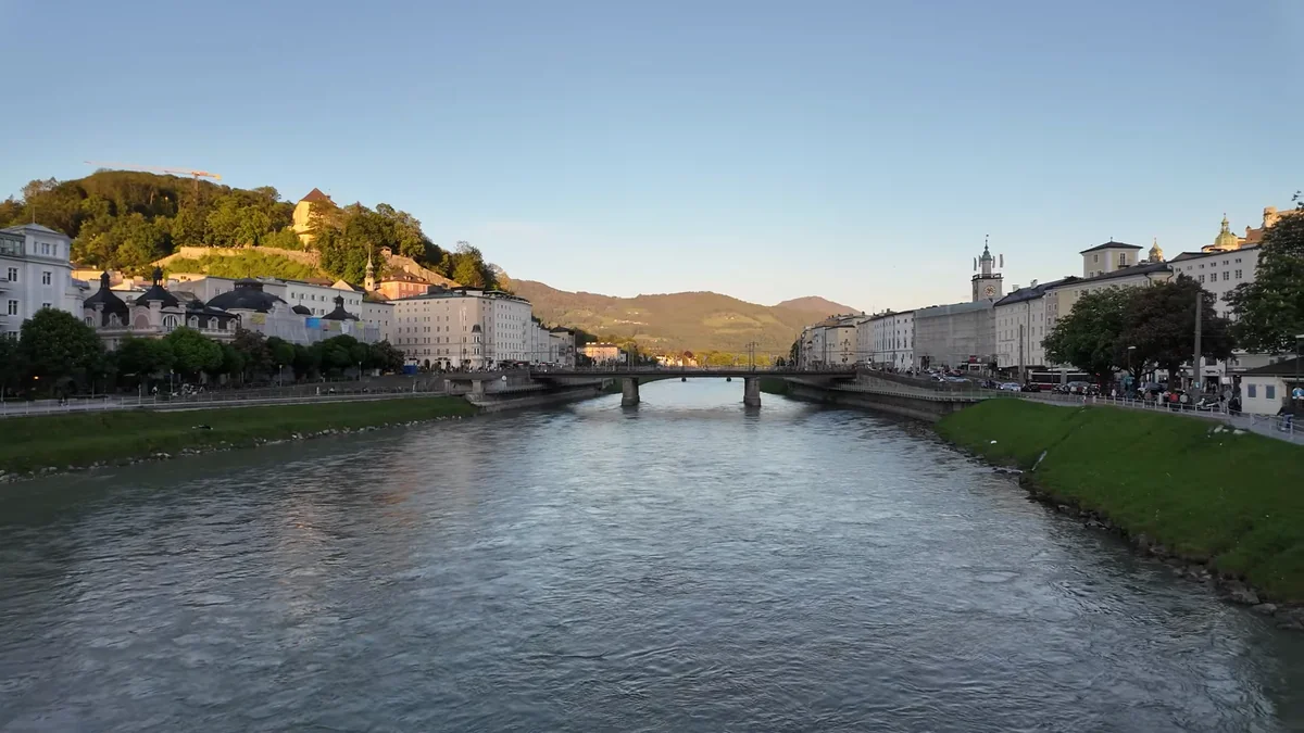 Salzburg'da Salzach nehri ve tepede Hohensalzburg Kalesi