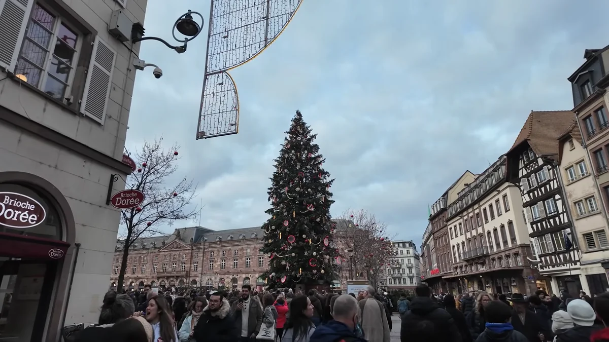 Crowds around the Great Christmas Tree on Place Kléber in the afternoon