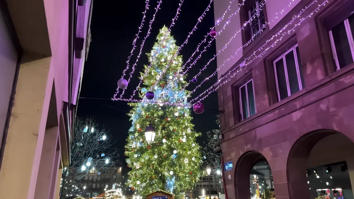 Strazburg Noel ağacı ve pazar gece