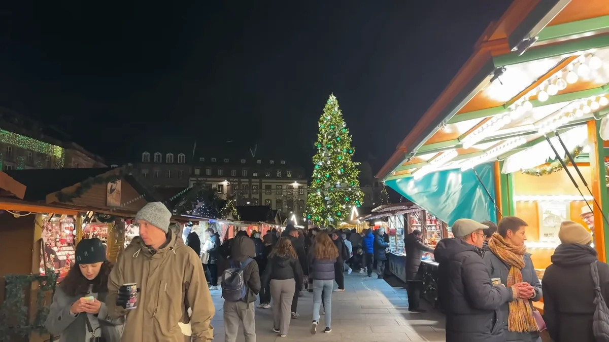 Strazburg Noel pazarı gece tezgahları