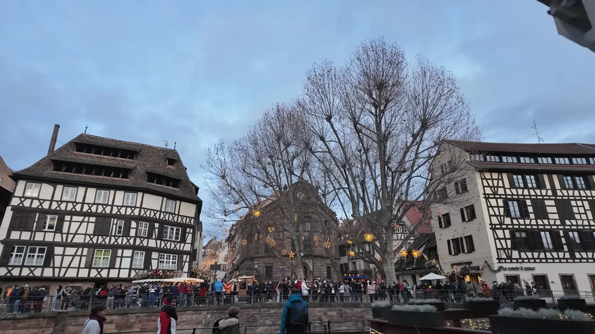 La Petite France kanallar ve yarım ahşap evler Strazburg