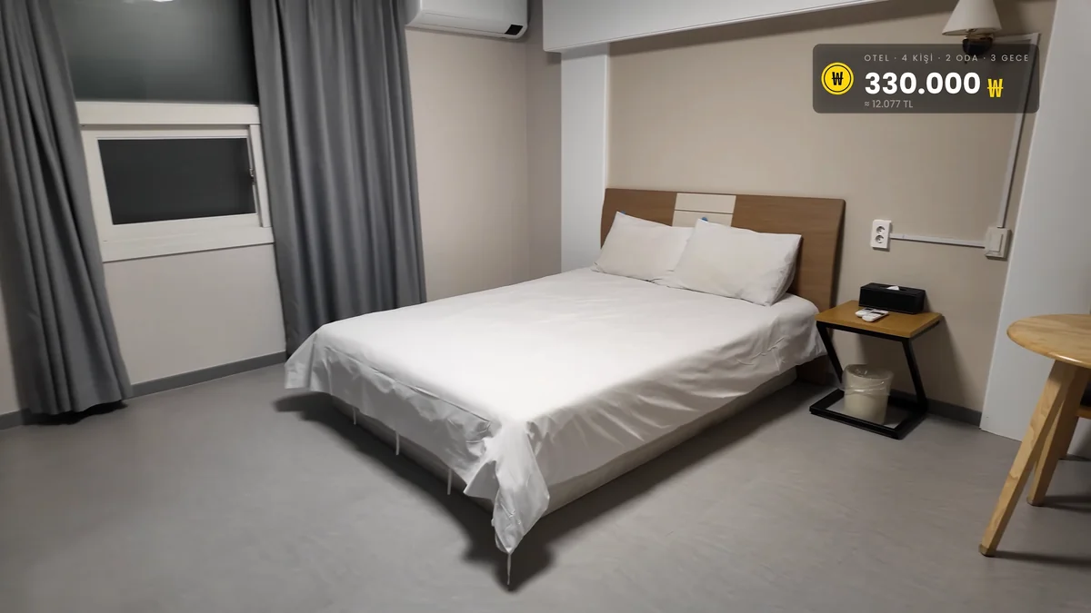 Trevi Hotel Jeju'da çift kişilik oda: beyaz yatak, gri perdeler ve ahşap komodin
