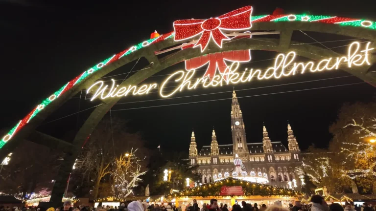 Rathausplatz'ta ışık kemeri ve ışıklı Viyana Belediye Binası, Aralık