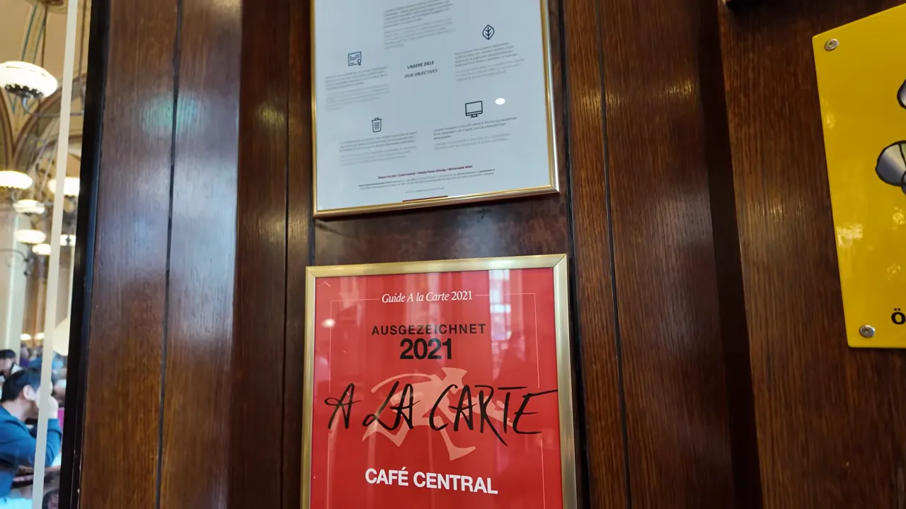 Café Central Viyana'daki Guide A la Carte 2021 ödül levhası