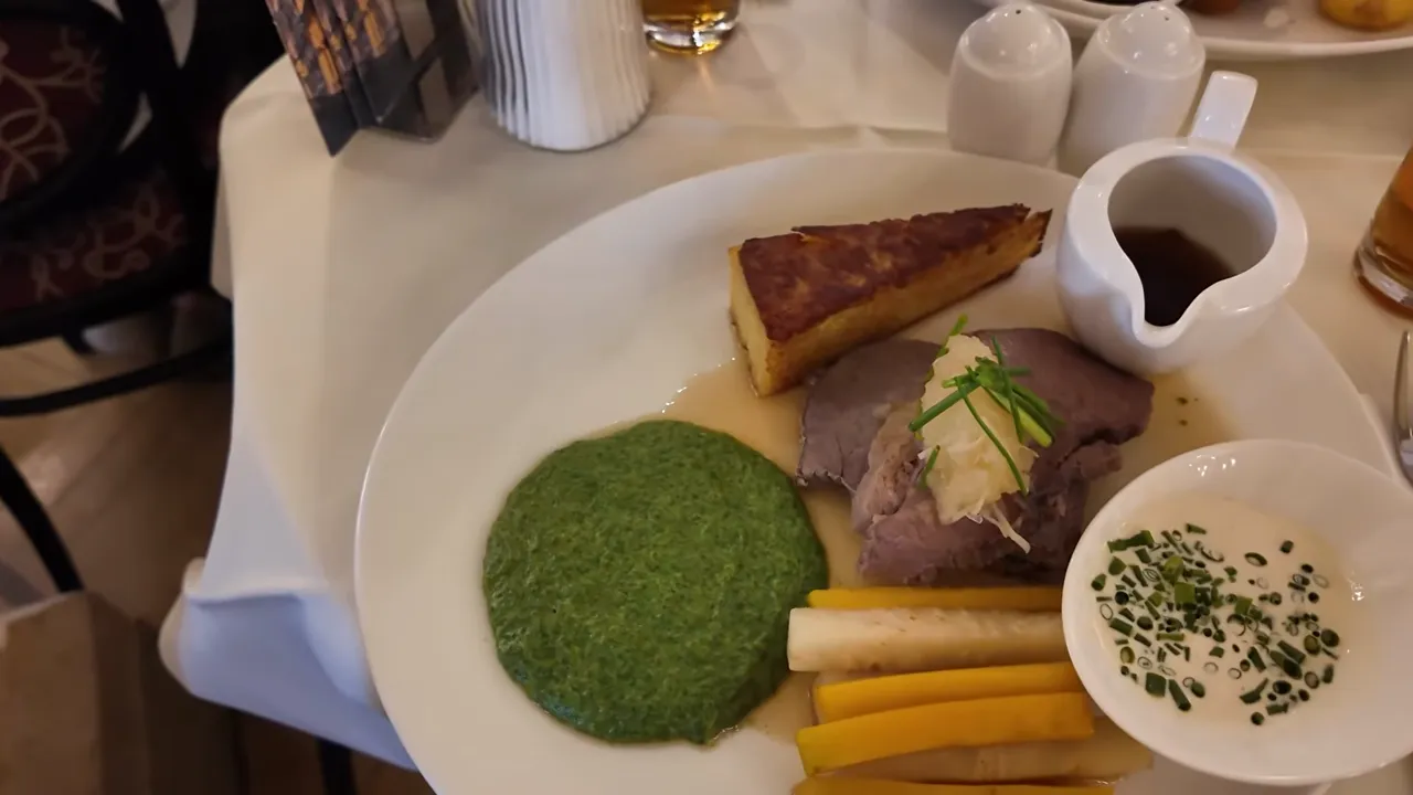 Café Central Viyana'da Tafelspitz: haşlanmış dana eti, kremalı ıspanak, rösti, kök sebzeler, frenk soğanlı sos ve elmalı yaban turpu