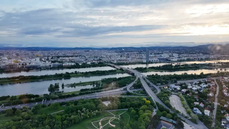 Donauturm'dan Viyana ve Tuna manzarası
