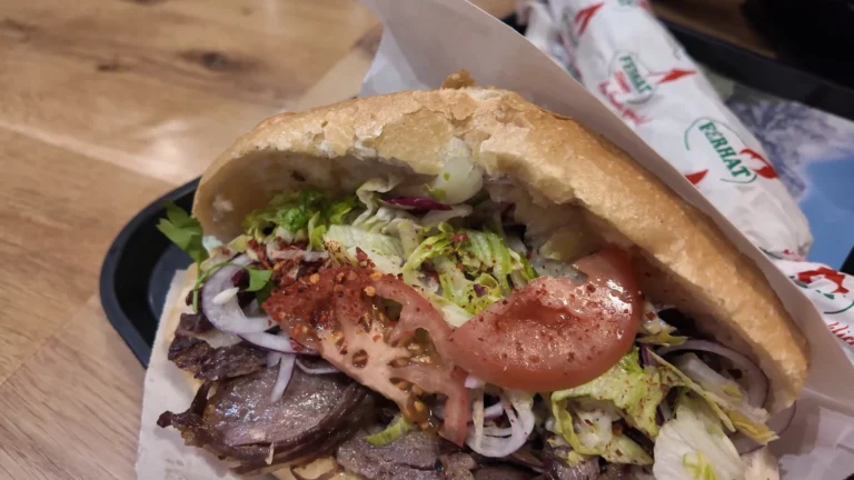 Ferhat Döner'de ekmek arası döner, Viyana