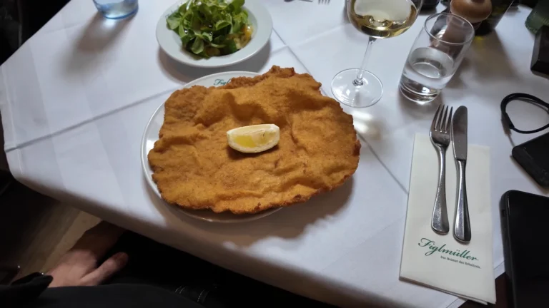 Figlmüller'de tabaktan taşan Wiener Schnitzel ve limon, Viyana