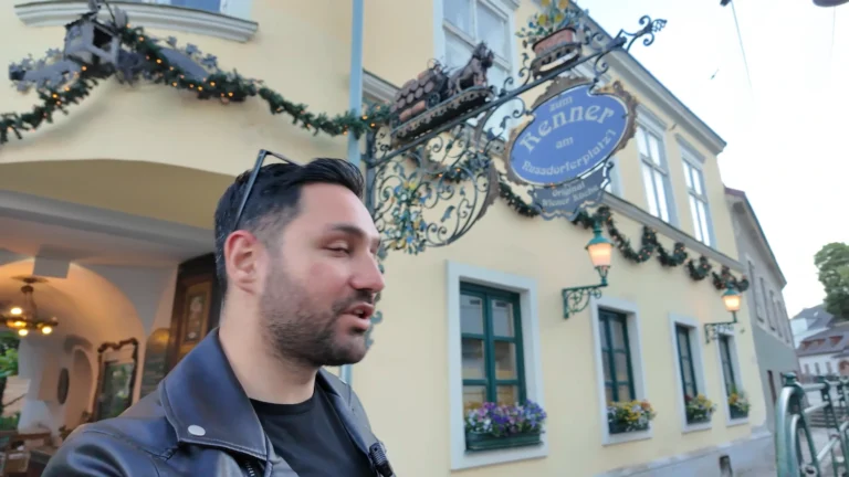 Nussdorf'taki Gasthof Zum Renner'in cephesi ve tabelası, Viyana