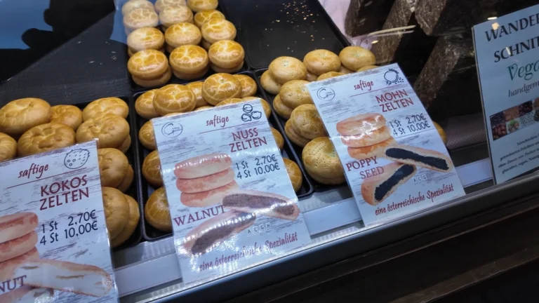 Naschmarkt'ta vitrinde paketli Nusszelten, Viyana